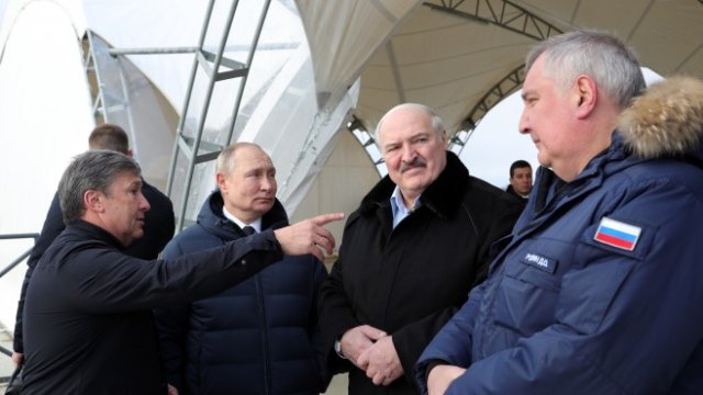 <p>
	Путин (вторият отляво), Лукашенко (до него вдясно) и Рогозин (вдясно) по време на събитието. <em>Снимка:&nbsp;&nbsp;EPA/MIKHAIL KLIMENTYEV</em></p>
