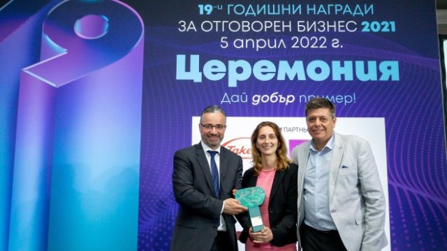 <p>
	Снимка: Карел Крал &ndash; изпълнителния директор на &quot;ЧЕЗ България&quot;, Мария Георгиева - ръководител на проект &bdquo;Живот за птиците&ldquo;, Крум Гледжарски - ръководител &bdquo;Управление на качеството&ldquo; в &quot;ЧЕЗ Разпределение&quot;</p>
