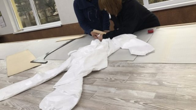 <p>
	Интендантско обслужване ЕАД в Калофер започна ушиването на предпазни маски и предпазно облекло. Поръчката стартира от днес, 9 март. <em>Снимка: БГНЕС</em></p>
