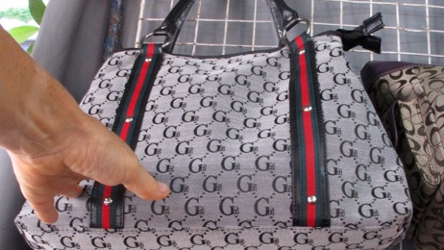 <p>
	Фалшива чанта на Gucci. <em>Снимка:&nbsp;&nbsp;EPA/BARBARA WALTON</em></p>
