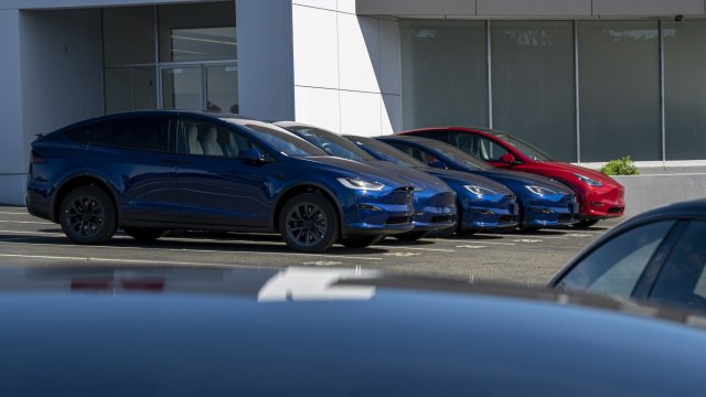 Електромобили Tesla пред търговско представителство на компанията в САЩ. Снимка: Bloomberg L.P.