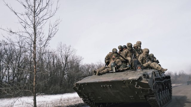 Украински военни патрулират около Бахмут в края на февруари. Снимка:  EPA/OLEG PETRASYUK