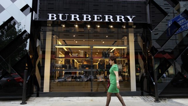 <p>
	Продажбите на Burberry отчитат свиване на ръста в Азиатско-тихоокеанския регион до 16% спрямо 67% година по-рано. <em>Снимка: Ройтерс</em></p>
