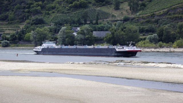 Нивото на река Рейн спада опасно