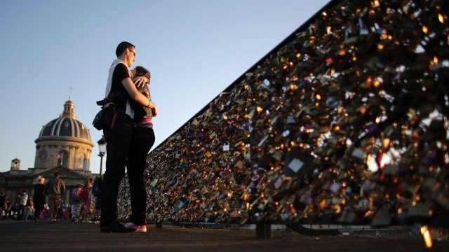 <p>
	Млада двойка се наслаждава на залеза в Париж. <em>Снимка: Ройтерс</em></p>
