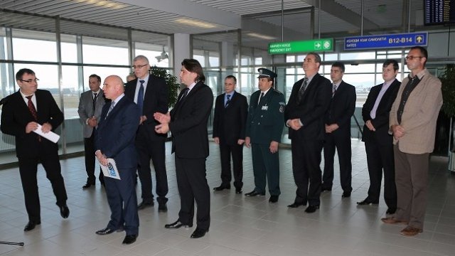 <p>
	Министърът на транспорта, информационните технологии и съобщенията Данаил Папазов (ляво) присъства на официалното откриване на разширението на галерията на Терминал 2 на Летище София. <em>Снимка: БТА</em></p>
