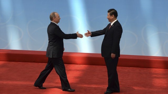 <p style="text-align: justify;">
	Ще създадат ли Владимир Путин и Си Дзинпин нов мултиполярен световен ред? <em>Снимка: Ройтерс</em></p>
