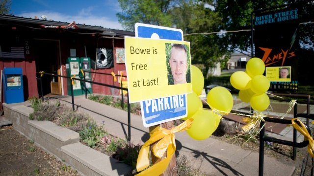 <p>
	Америка празнува освобождаването на сержант&nbsp;Бергдал. <em>Снимка: Ройтерс</em></p>
