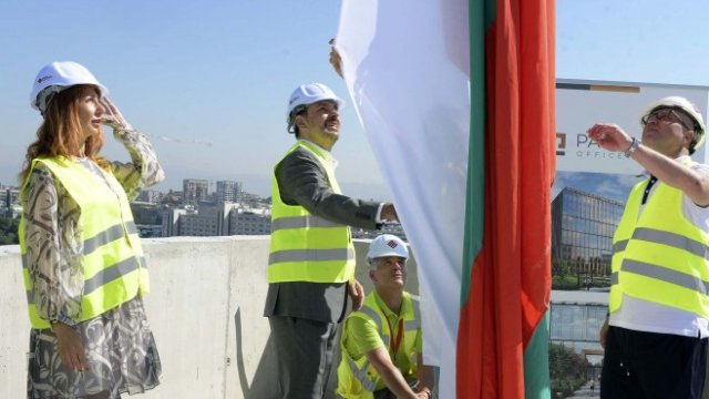 <p>
	Церемонията по вдигането на националното знаме. <em>Снимка: PARK LANE OFFICE CENTER</em></p>
