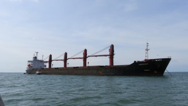 <p>
	Севернокорейският кораб&nbsp;Wise Honest.&nbsp;<em>Снимка: Ройтерс</em></p>
