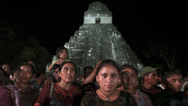 <p>
	Според календара на маите трябваше да дойде краят на света. Снимка: Ройтерс</p>

