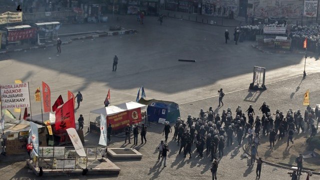 <p>
	Тежковъоръжена полиция разгонва протестиращите на площада.&nbsp;<em>Снимка: Ройтерс</em></p>
