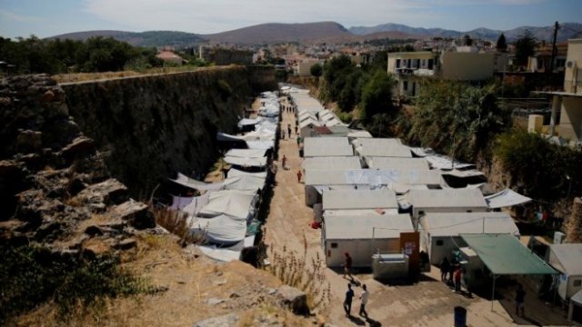 <p>
	Мигрантският лагер на о. Хиос. <em>Снимка: архив Ройтерс</em></p>
