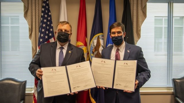 <p>
	Красимир Каракачанов и секретарят по отбраната Марк Еспър на среща в Пентагона. <em>Снимка: МО</em></p>
