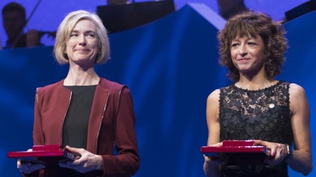 <p>
	<em>Дженифър Даудна (вляво) и Еманюел Шарпантие (вдясно). Снимка:&nbsp;EPA/Berit Roald&nbsp;</em></p>
