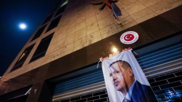 <p>
	Турското консулство в Ротердам. <em>Снимка: Ройтерс</em></p>
