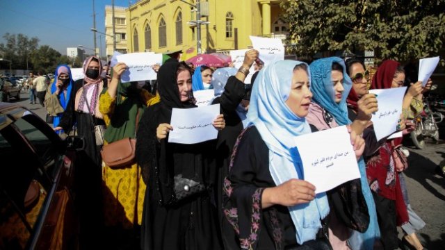 <p>
	<em>Афганистанки протестират в Кабул с искане за отваряне на училищата за момичетата и осигуряване на възможност да работят. Снимка: БГНЕС/EPA/STRINGER</em></p>
