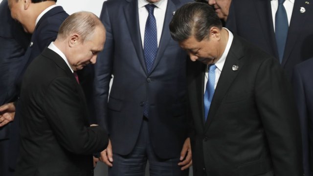 Путин (вляво) и Си Дзинпин. Снимка: Kim Kyung-Hoon/Pool via Bloomberg
