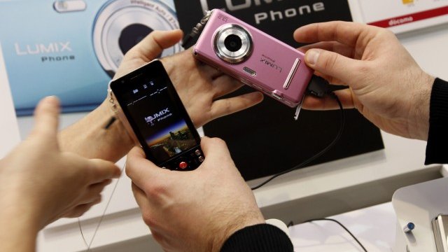 <p>
	Panasonic продава в Япония смартфоните си под марката&nbsp;Lumix. <em>Снимка: Ройтерс</em></p>
