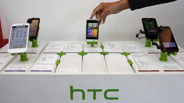 <p>
	HTC може да бъде принудена да прекрати продажбите си в Германия. <em>Снимка: Ройтерс</em></p>
