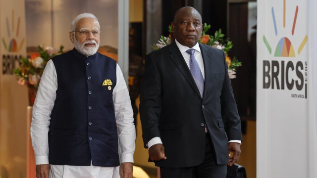 Индийският премиер Нарендра Моди (вляво) и южноафриканският президент Сирил Рамафоса (вдясно) пристигат за срещата на върха на БРИКС. Снимка: EPA/БГНЕС
