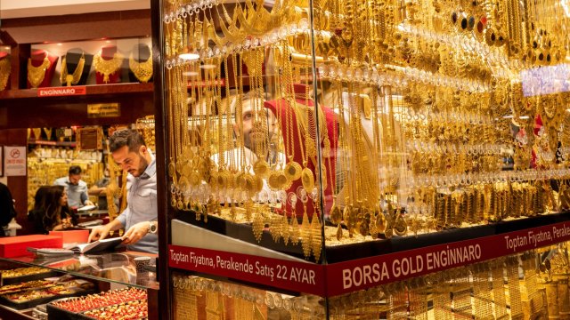 Златни бижута са изложени на витрината на бижутерски магазин на Капалъ чарши в Истанбул. Снимка: Nicole Tung/Bloomberg