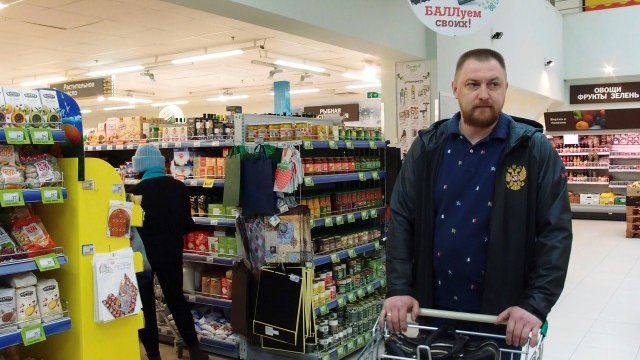 <p>
	Зъболекарят Дмитрий Трапезников в магазин за хранителни стоки в Твер, Русия. &nbsp;Засега страната е похарчила 1 млрд. евро &nbsp;за заместването на вноса. <em>Снимка: Ройтерс&nbsp;</em></p>
