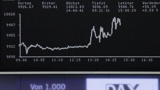 <p>
	В 14,40 часа германско време Dax успя да достигне нов рекорд -&nbsp;10 003 пункта. <em>Снимка: Ройтерс</em></p>
