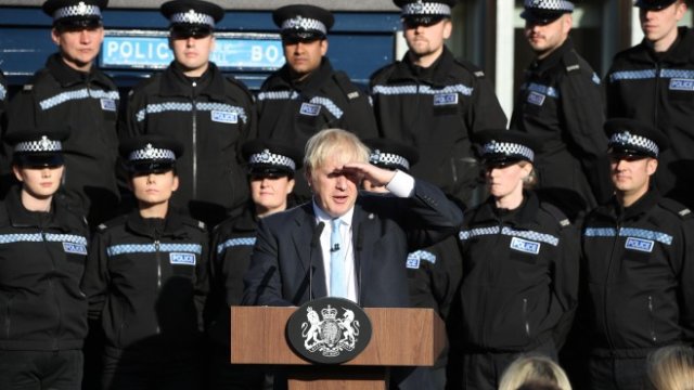 <p>
	Джонсън говори в полицейски участък в град Уейкфийлд, Северна Англия.<em> Снимка: Getty Images News</em></p>
