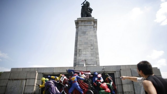 <p>
	Паметникът на Съветската армия в София през 2011 година. <em>Снимка: Архив Ройтерс</em></p>
