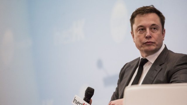 <p>
	Ръководителят на Tesla Илон Мъск. <em>Снимка: Bloomberg L.P.</em></p>
