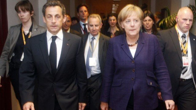 <p>
	8 май 2010 г. Ангела Меркел и Никола Саркози след едно от среднощните кризисни заседания на европейските лидери. <em>Снимка: архив Ройтерс</em></p>
