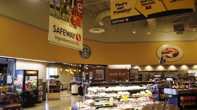 <p style="margin-bottom: 0cm">
	Магазин на Safeway в САЩ. <em>Снимка: архив Ройтерс</em></p>
