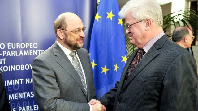 <p>
	Председателят на Европейския парламент Мартин Шулц (вляво) и руският посланик в ЕС Владимир Чижов. <em>Снимка: архив на Европейския парламент</em></p>
