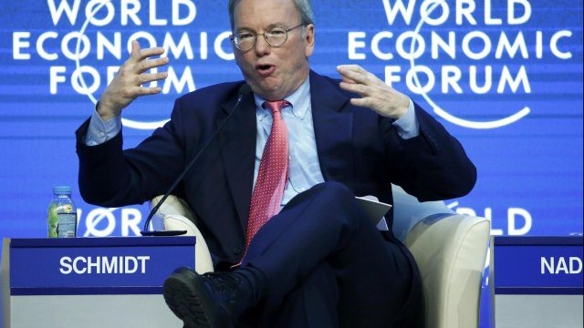 <p>
	Ерик Шмид в Давос. <em>Снимка: Ройтерс</em></p>
