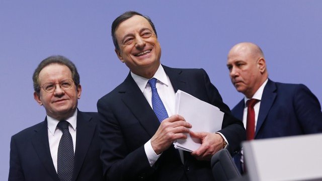 <p>
	Марио Драги обявява началото на количествени улеснения в еврозоната. <em>Снимка: Ройтерс</em></p>
