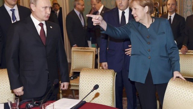 <p>
	Германският канцлер Ангела Меркел и руският президент Владимир Путин по време на срещата им през октомври миналата година в Милано. Зад канцлера е премиерът на Италия Матео Ренци. <em>Снимка: архив, Ройтерс </em></p>
