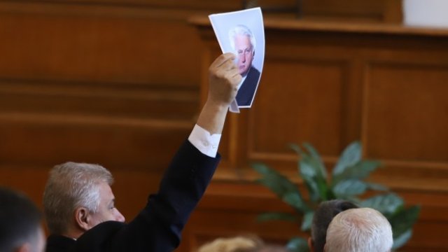 <p>
	От депутатските банки Асен Балтов (ГЕРБ) размаха снимка с портрета на Рашков. <em>Снимка: БГНЕС</em></p>
<p>
	&nbsp;</p>
