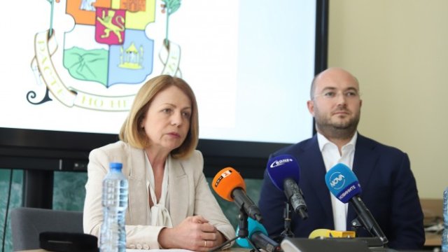 <p>
	Йорданка Фандъкова и председателят на Столичния общински съвет Георги Георгиев на пресконференция за проблемите с газа и топлоподаването. <em>Снимка БГНЕС</em></p>
<p>
	&nbsp;</p>
