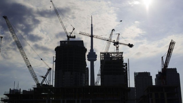 <p>
	Торонто е осеян с нови строителни проекти.<em> Снимка: Ройтерс</em></p>
