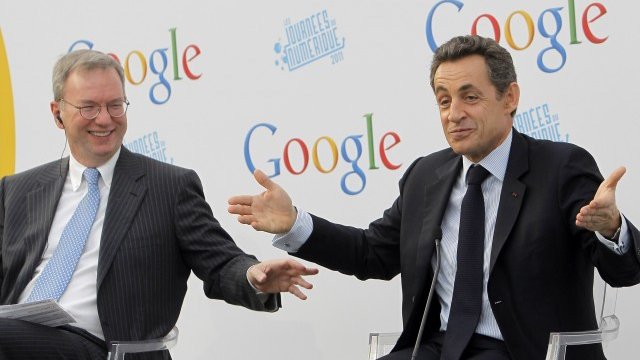 <p>
	Ерик Шмид и Никола Саркози по време на откриването на новия офис на Google във Франция. <em>Снимка: Ройтерс</em></p>
