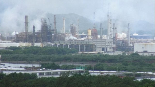 <p>
	<em>Петролната индустрия на Мексико пострада при тропическите бури. Снимка: Архив Ройтерс</em></p>
