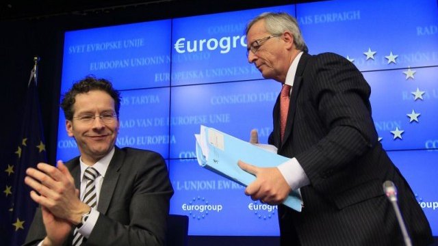 <p>
	Йерун Диселблум (вляво) и Жан.Клод Юнкер (вдясно) по време на пресконференцията след срещата на Еврогрупата. <em>Снимка: Ройтерс</em></p>
