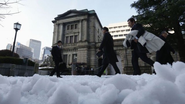 <p>
	От началото на следващата година Bank of Japan ще започне да изкупува активи. <em>Снимка: Ройтерс&nbsp;</em></p>
