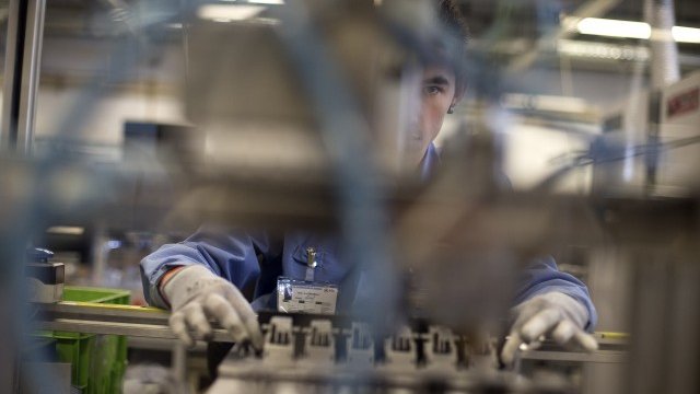 <p>
	Служител във фабрика на IMI в Ботевград. <em>Снимка: Архив Ройтерс</em></p>
