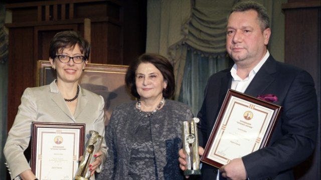 <p>
	Доротея Николова (вляво) и Кирил Асенов (вдясно). В средата е Виолина Маринова, председател на УС на &quot;Банка ДСК&quot;.&nbsp;<em>Снимка: БТА</em></p>
