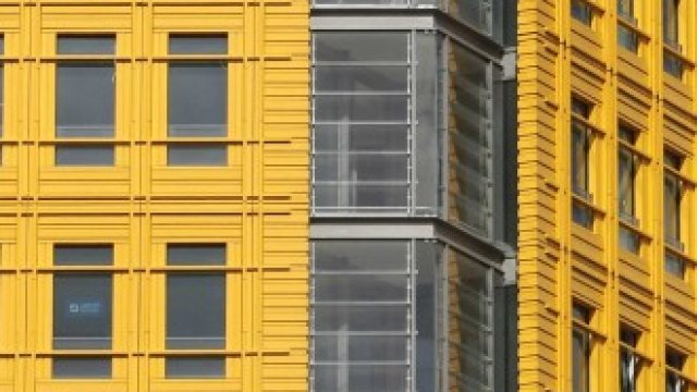 <p>
	<em>Нова жилищна сграда в центъра на Лондон. Снимка: Архив Ройтерс</em></p>
