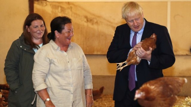 <p>
	Борис Джонсън посети местни фермери в Уелс. <em>Снимка: Ройтерс</em></p>
