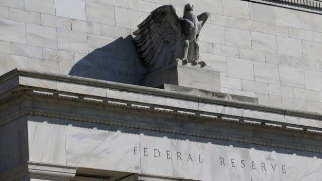 <p>
	Изглежда Федералният резерв бди и над световната икономика. <em>Снимка: Ройтерс</em></p>
