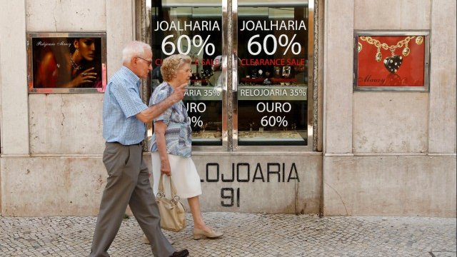 <p>
	Редица магазини в Лисабон и цяла Португалия са принудени да обяват големи намаления на цените, за да насърчат търсенето. Някои обявяват и ликвидация и тотална разпродажба.&nbsp;<em>Снимка: Ройтерс</em></p>
